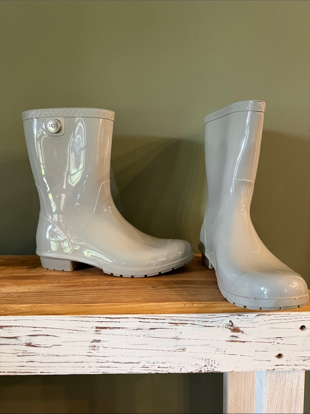 UGG Glossy Light Gray Rain Boots Women’s Sz. 10